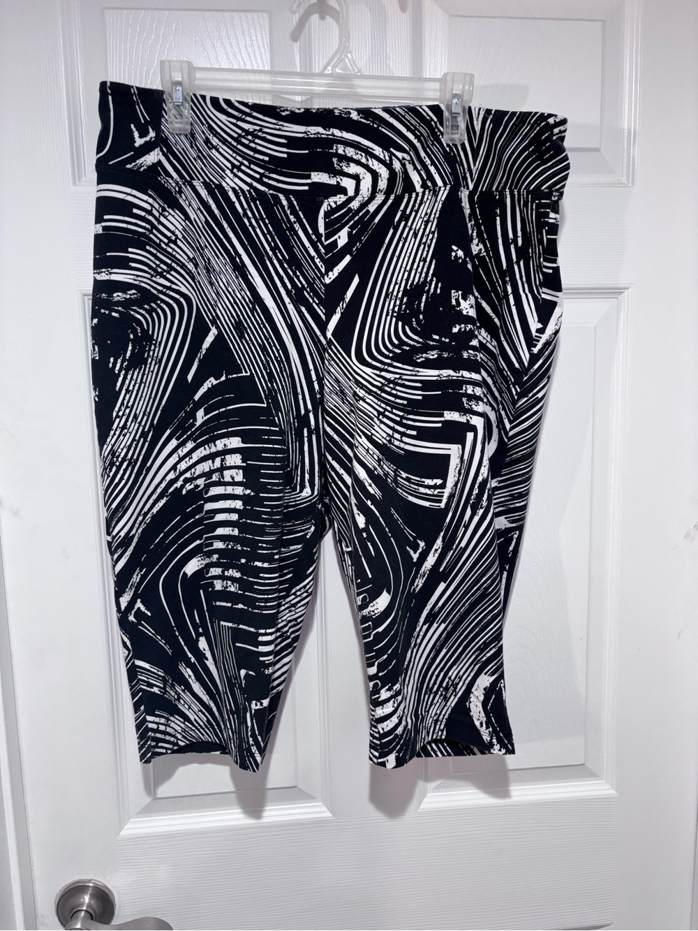WOMEN WITH CONTROL Black & White Abstract Print High Waisted Activewear Capris